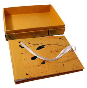 Camlon Exports - Agenda en papier marbré fait main avec fermeture à ruban dans un coffret cadeau assorti - Design orange Rajasthan - Product Image 1