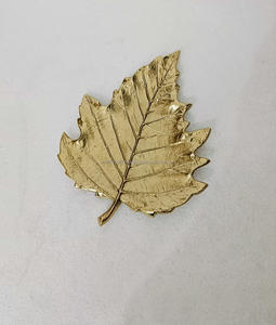 Plateau décoratif moderne en aluminium plaqué or en forme de feuille avec motif végétal pour dessus de table Décoration de Noël Plateau en aluminium de Noël - Product Image 1