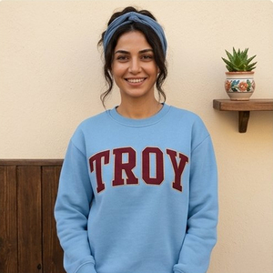 Sweat-shirt col rond bordeaux pour femme avec lettres personnalisées Troy, style universitaire, pull à col montant, Greek Life Varsity School - Product Image 2
