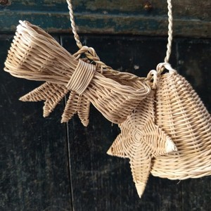 Ensemble d'ornements de Noël artisanaux en rotin naturel, nœuds, étoiles et clochettes pour la décoration de la maison, des fêtes et des arbres de Noël - Product Image 1