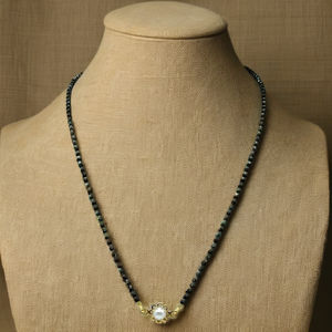 Collar tradicional indio Mangal Sutra 22K para mujer, chapado en oro, con cadena de cuentas negras y colgante floral con una sola perla, joyería para uso diario. - Product Image 2