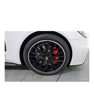 Porsche Panamera 4.0 GTS 2023 avec volant à gauche, sièges en cuir, caméra de recul, seulement 22 739 km parcourus - Product Image 5