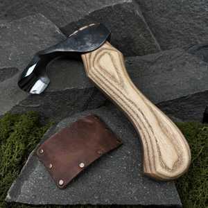 Lame en acier carbone forgée à la main, manche en bois de frêne, étui en cuir - Product Image 1
