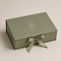Boîte cadeau de luxe vert sauge personnalisée avec logo, fermeture à ruban, style livre, pour bijoux et cosmétiques, avec gaufrage, vente en gros