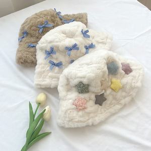 หมวกบักเก็ตขนเฟอร์อะคริลิคเนื้อนุ่มสำหรับฤดูหนาว ประดับดาวและโบว์ ผลิตตามแบบ OEM น่ารัก นุ่มฟู ปักลาย อุ่นสบาย สำหรับผู้หญิง - Product Image 5