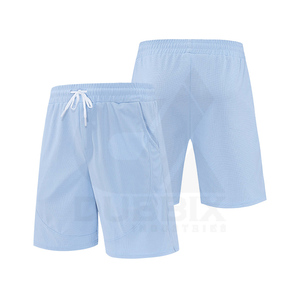Shorts de sport pour hommes en gros, taille mi-haute, respirants, avec logo personnalisé, motif uni, en toile, pour activités de plein air et entraînement décontracté, pas chers - Product Image 2