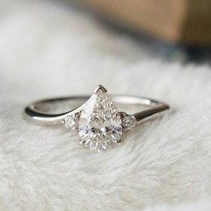 แหวนมอสซาไนต์ทรงลูกแพร์ 2 กะรัต ดีไซน์โค้ง วงแหวนเงินแท้ 925 สไตล์โมเดิร์น ของขวัญสำหรับคนรักในวันเกิด - Product Image 1