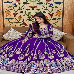 ผู้จัดจำหน่ายชุดเลเฮนกา-โชลีและผ้าคลุมไหล่แบบปักลายวิจิตร้า ดีไซน์หรูหรา พร้อมงานปักดิ้นและงานปักด้าย จากเมืองสุรัต - Product Image 1