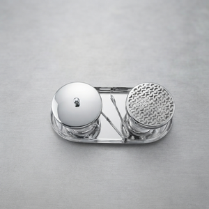 Ensemble de brûleurs d'encens luxueux en argent, surélevés par des bases élégantes en résine, accompagnés de couvercles en maille et d'une pince de service sur un plateau assorti. - Product Image 4
