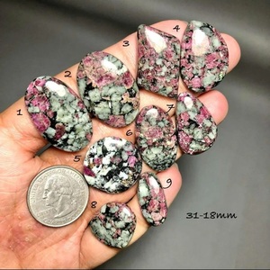 Magnifique pierre précieuse d'eudialyte naturelle non traitée, polie, à haute brillance, en forme de cabochon, pour bijoux délicats en argent sterling. - Product Image 3
