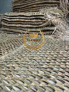 Cubiertas ecológicas de sombrilla de playa hechas de material de hierba de juncia natural de hoja de palma para Villa de playa hecha en Vietnam - Product Image 4