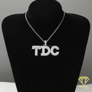 Pendentif personnalisé en moissanite de luxe avec nom, arrangement vertical des lettres, entièrement étincelant - Product Image 6