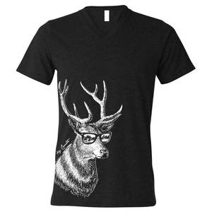 T-shirt unisexe noir à col en V avec imprimé cerf portant des lunettes de soleil, décontracté, manches courtes, 100% coton jersey, convient à toutes les saisons - Product Image 1