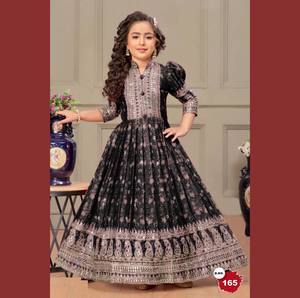 นำเสนอชุดเดรสผ้าไหมชีนอนดีไซน์ใหม่ พร้อมลายพิมพ์ดิจิทัลและงานปักเลื่อม  พร้อมสวมใส่ คอลเลคชั่นใหม่ - Product Image 3