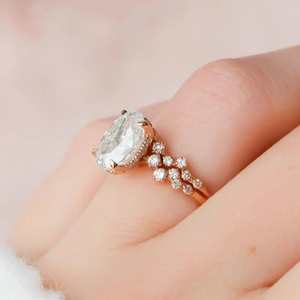 แหวนมอสซาไนต์ทรงรีคลาสสิกแบบซ่อนรัศมี พร้อมแหวนคู่แต่งงาน ชุดแหวนทองคำแท้ 14K ชุดเจ้าสาว เครื่องประดับชั้นดี ของขวัญสำหรับเธอ - Product Image 2