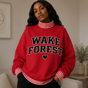 Sweat-shirt graphique vintage pour femme, style universitaire, équipe Wake Forest, en polaire, col rond, couleur crème, avec bordure à carreaux et épaules tombantes - Product Image 3