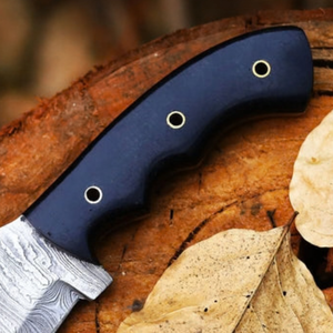 Cuchillo de Caza de Hoja Fija con Patrón Damasco Plateado, Mango Ergonómico Negro y Funda de Cuero Marrón para Supervivencia al Aire Libre y Camping - Product Image 2