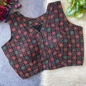 Blusa de diseñador Ajarakh con estampado, tejida a mano, de algodón, con cuello barco y diseño abierto en la parte delantera, lista para usar. - Product Image 4