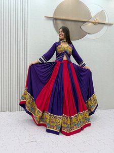 LAHENGA CHOLI DE REYON Y ALGODÓN CON TRABAJO DE ESPEJOS AUTÉNTICOS Y ESTAMPADO POSICIONAL - Product Image 1