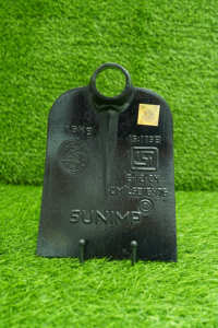 La azada agrícola SUNIMP Alligator Brand de 1.6 kg, modelo West India, es de calidad profesional, diseñada para brindar resistencia y eficiencia en el trabajo agrícola. - Product Image 4