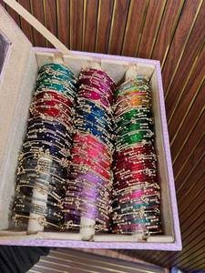 Lot de 12 douzaines de bracelets en verre Ghungroo métalliques Jingling Sound avec perles tombantes et étui organisateur à 3 rouleaux de paillettes - Product Image 5