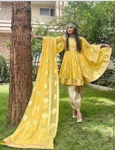 Robe Anarkali en soie rose exquise, avec col richement orné de fils dorés et manches évasées larges décorées. - Product Image 6