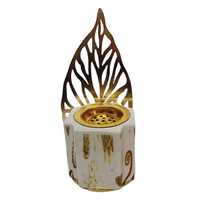 Lampe sur pied de luxe avec base dorée, éléments sphériques verts, blancs et turquoise, abat-jour en dôme perforé, table d'appoint avec plateau en marbre, ensemble élégant