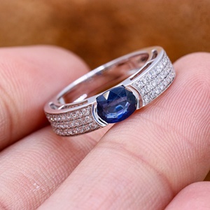 Bague Classique Faite à la Main Memoria Jewels en Saphir Bleu Naturel et Diamants, Plaqué Or 18 carats, Bijoux Précieux en Diamants - Product Image 6