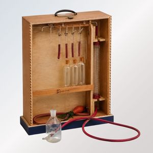 Appareil de distillation Orsat de laboratoire en verre borosilicaté avec coffret en bois et flacon de filtration – Équipement pédagogique - Product Image 1
