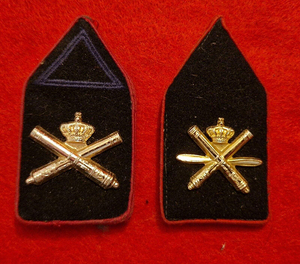 Épaulettes d'uniforme personnalisées en polyester, base rouge, avec corde tressée argentée et noire - Product Image 4