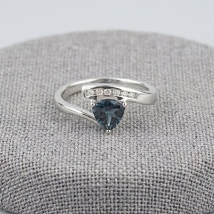 Bague croisée unique en argent 925 avec moissanite bleue taille trillon pavée, bijou de mariage raffiné pour femme, cadeau de fête - Product Image 5