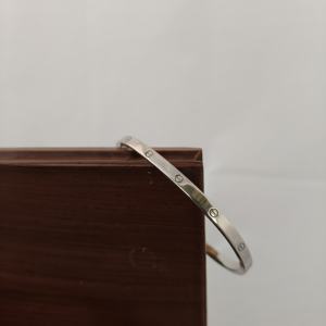 Bracelet minimaliste motif vis, classique, uni, de créateur, élégant, bijoux fins pour femme, Revalia Vms59, idéal pour les fêtes - Product Image 2