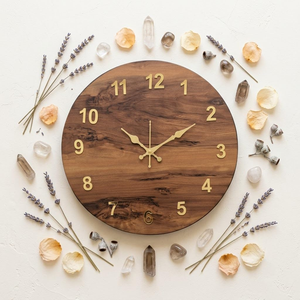 Horloge murale ronde rustique décorative en bois, style bohème, analogique à quartz avec chiffres dorés - Product Image 1