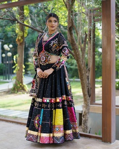 Tenue de mariage traditionnelle pour femme en coton mousseline, avec travail de miroir et dentelle Lampi, Lehenga Choli toutes saisons et Dupatta - Product Image 1