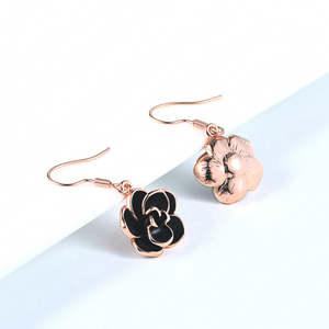 Pendientes Colgantes de Oro Rosa para Mujer, Diseño Floral, Hechos a Mano con Acero Inoxidable Resistente - Product Image 4
