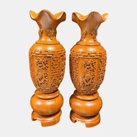 Une paire de vases sculptés à la main au design éclectique, chacun mesurant 38 cm de haut, fabriqués en bois de rose massif.