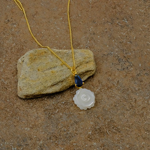 Collier pendentif fleur de rose sculpté en nacre blanche, plaqué or 18 carats, cadeau pour elle - Product Image 1