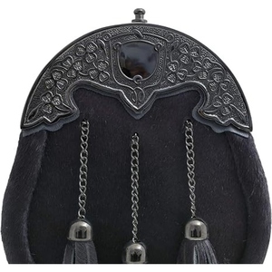 Sporran Tradicional Escocés de Piel Negra con Solapa con Grabado Celta Ornamentado, Detalles de Cadena y Tres Borlas de Cuero - Product Image 2