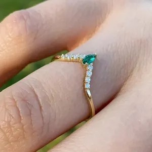 Anillo de boda curvo con esmeralda simulada de corte pera de 2 quilates en chapado en oro amarillo de 14k - Product Image 1