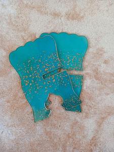 Support décoratif moderne en résine en forme de papillon avec des paillettes dorées, couleur turquoise, artisanat artisanal - Product Image 2