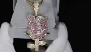 Pendentif Fleur de Rose Sertie de Pierres pour Hommes avec Moissanite et Pierres Roses et Blanches en Bijoux de Luxe Plaqué Rhodium - Product Image 3