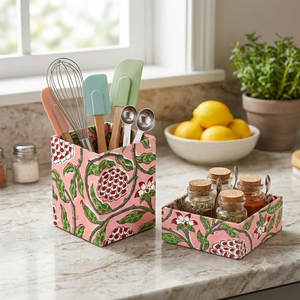 Organizador de Escritorio Multiusos de Madera con Impresión Artesanal Ridhi, de Dos Niveles, con 3 Portaplumas, Bandeja para Clips y Caja para Notas, Color Rosa - Product Image 3