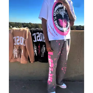 Nouvel ensemble de survêtement streetwear unisexe 2026 : T-shirt blanc avec imprimé bouche rose, pantalon gris avec logo rose, fermeture éclair et poches latérales, coupe régulière - Product Image 2