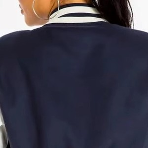 Chaqueta de Cuero Varsity Bordada Personalizada para Mujer, Cuerpo de Lana, Mangas de Cuero, Servicio de Muestras de Fábrica OEM ODM Disponible 2026 - Product Image 4