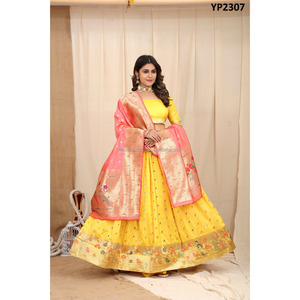 Lehenga choli แบบดั้งเดิม

ได้รับสัมผัสแบบดั้งเดิมกับรูปลักษณ์ของคุณประดับด้วยวัสดุ jacquard lehenga ที่ตกแต่งด้วย All-O - Product Image 6