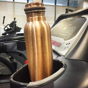 Botella de cobre para hidratación en estudios de yoga, bebidas tradicionales de bienestar para centros de fitness, uso diario. - Product Image 3
