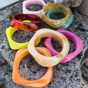 Bracelet en résine coloré de style vintage, fait main, hautement poli, de qualité supérieure et personnalisé - Product Image 6