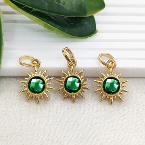 Pendentif en quartz émeraude plaqué or, forme soleil, serti de pierres, bijou en quartz émeraude, pendentif rond de 6 mm, charme soleil en pierre précieuse - Product Image 1