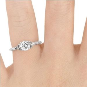 Anillo de Diamantes Vintage Personalizable de Oro de 10K con Nudo de Amor y Detalles Laterales, con Diamante Central Cultivado en Laboratorio, OEM - Product Image 1