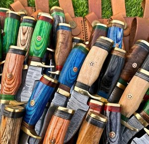 Cuchillo de Caza de Acero de Damasco, Grado Industrial, OEM, Garantía de 3 Años, Mango de Madera Pakka Colorido, Guarda de Latón, Funda de Cuero - Product Image 4